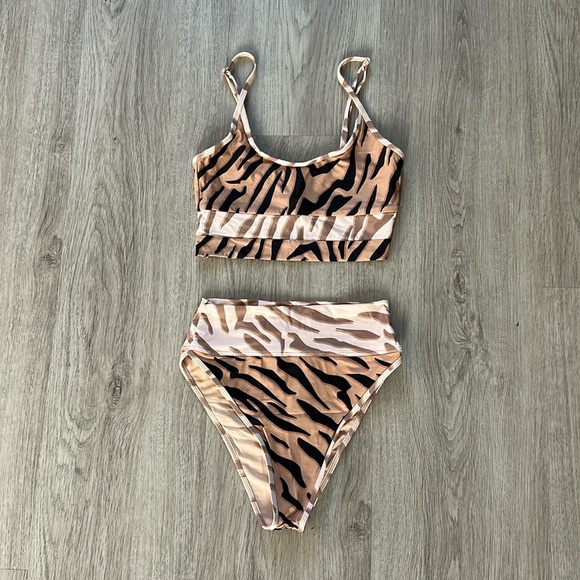 MOVING SALE! Beach Riot Emmy Bottom in Chapman Zebra - Like New! - Picture 4 of 9